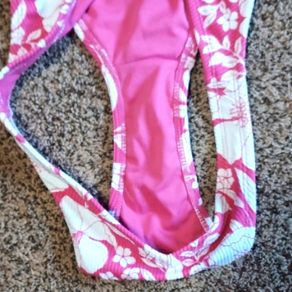 Swimsuit - Picture 4 of 9